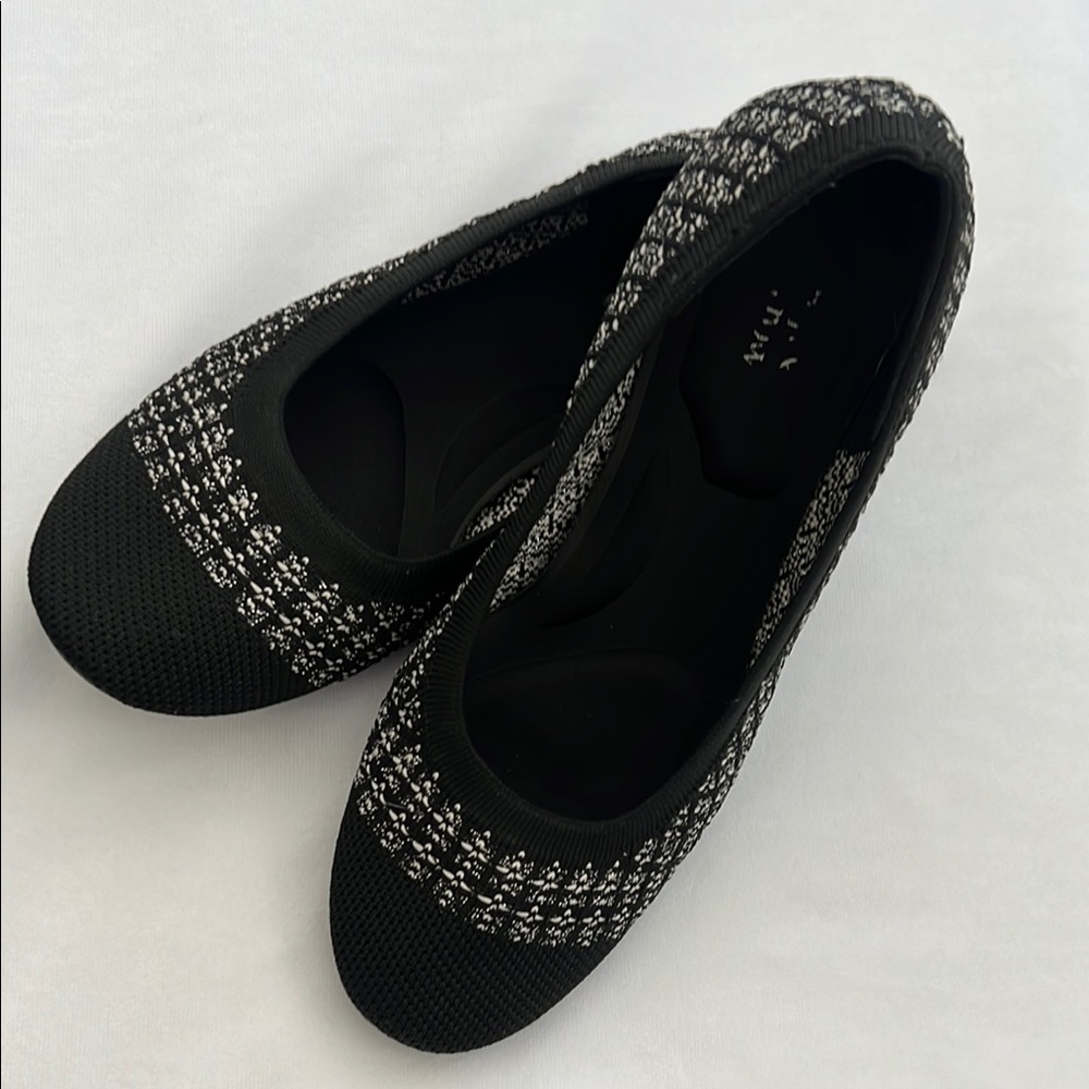 ✨Croft & Barrow Black, White, and Shimmery Silver Flats 🥿